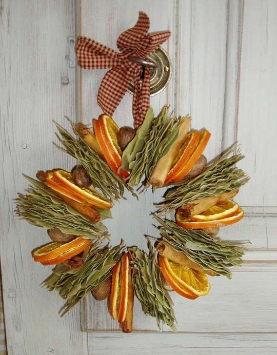 Krásné dekorace vytvořené z pomerančů a pomerančové kůry – úžasně provoní celou domácnost
