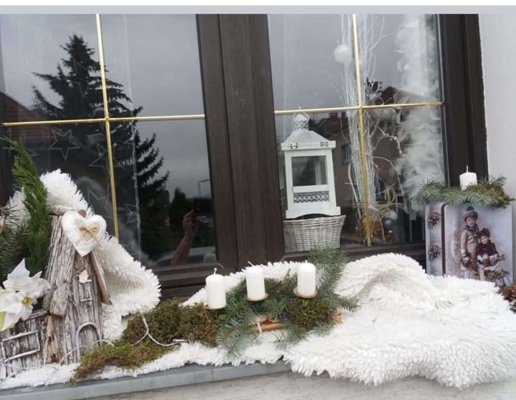 Výzdoba oken a parapetů na zimní měsíce: 30+ úžasných nápadů