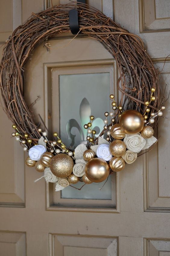 Vánoční koule, jako součást věnce na vchodových dveří – Inspirujte se!