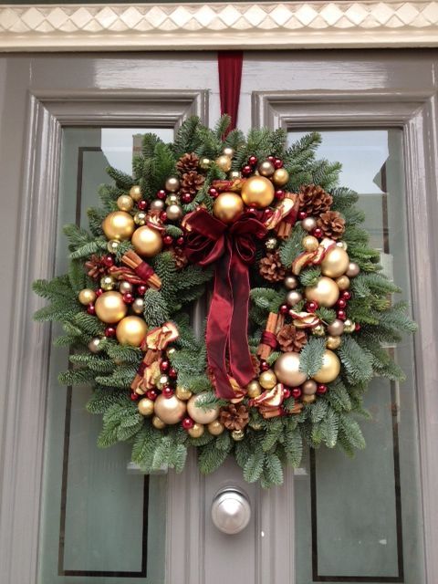 Vánoční koule, jako součást věnce na vchodových dveří – Inspirujte se!