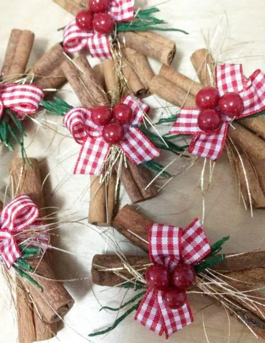 Vyrobte si letos vlastní ozdoby na vánoční stromek! Jednoduché nápady a inspirace Vyrobte si letos vlastní ozdoby na vánoční stromek! Jednoduché nápady a inspirace
