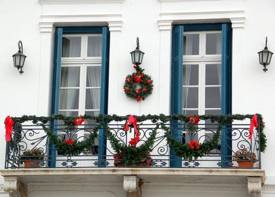 Vyzdobte si balkón a parapety: 25+ krásných zimních nápadů