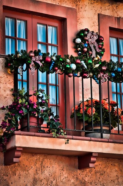 Vyzdobte si balkón a parapety: 25+ krásných zimních nápadů
