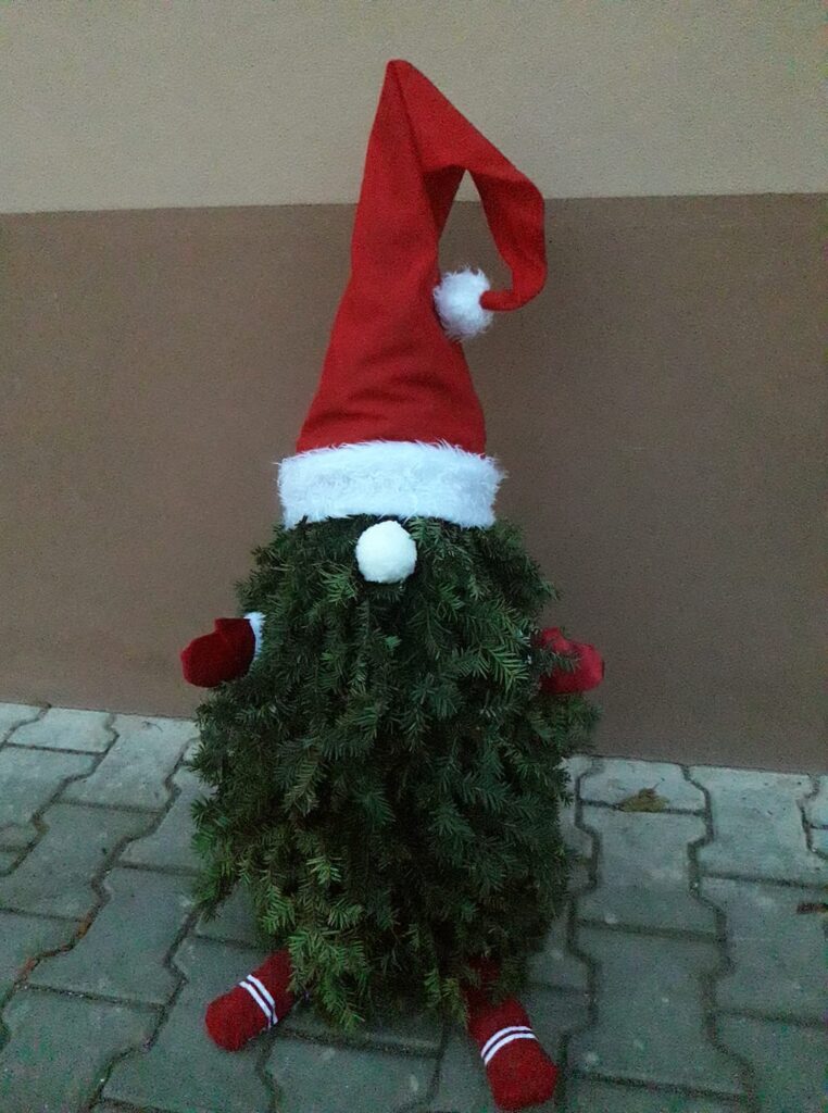Vytvořte si z větviček jehličí úžasného vánočního skřítka před vchodové dveře