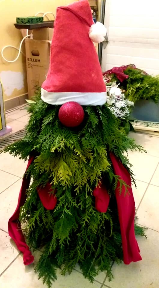 Vytvořte si z větviček jehličí úžasného vánočního skřítka před vchodové dveře