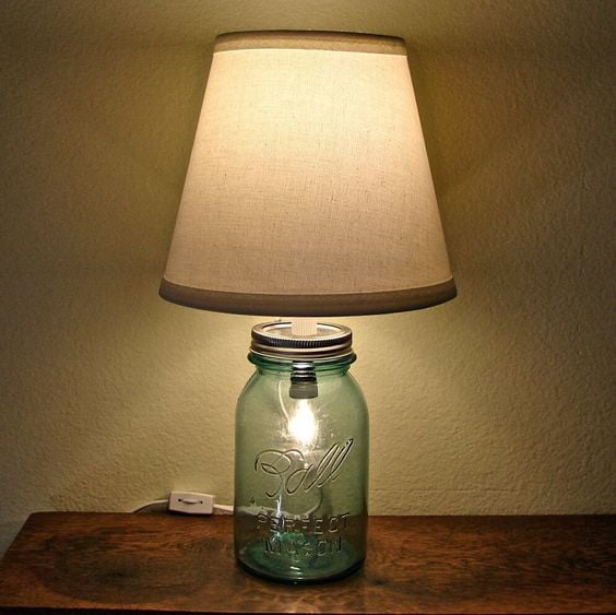 Originální inspirace a nápady na lustry či lampy: Využijte obyčejné zavařovací sklenice!