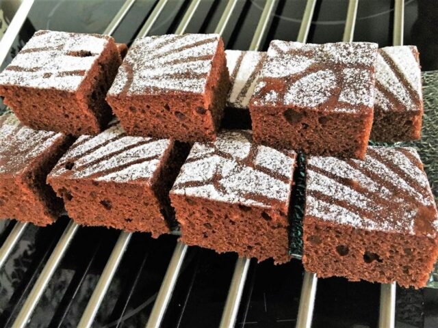 Recept na čokoládové řezy se zakysanou smetanou Recept na čokoládové řezy se zakysanou smetanou