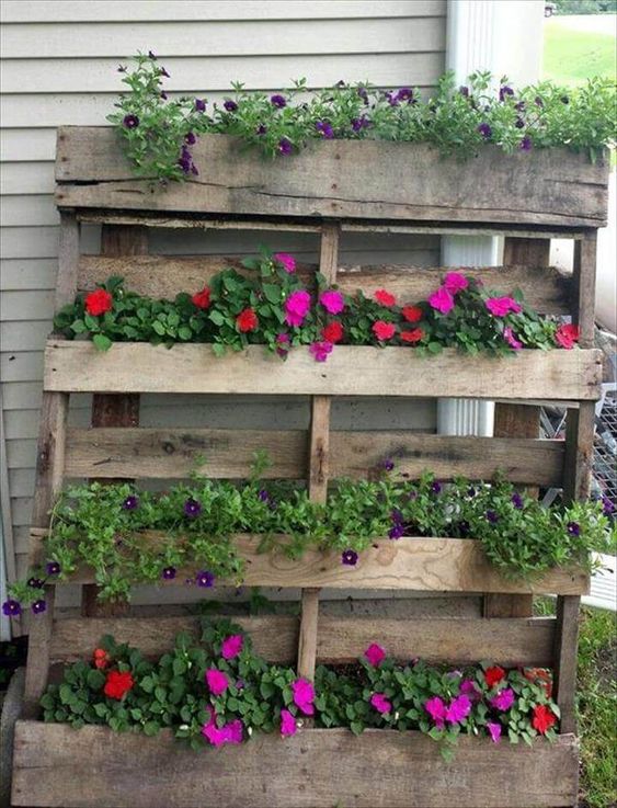 Vytvořte si květináč na pěstování bylinek a květin z dřevěné palety