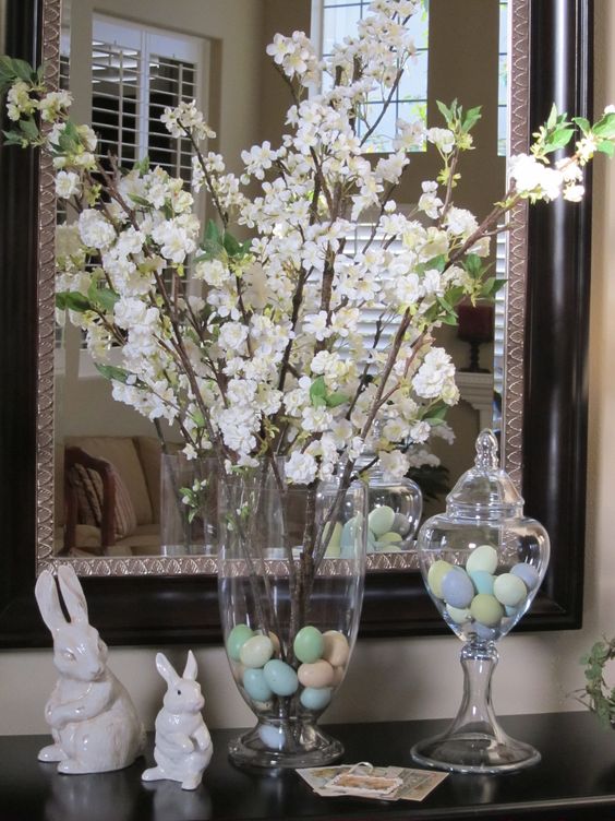 Neutrácejte letos za drahé jarní dekorace – Ozdoby stačí vložit do skleněné nádoby