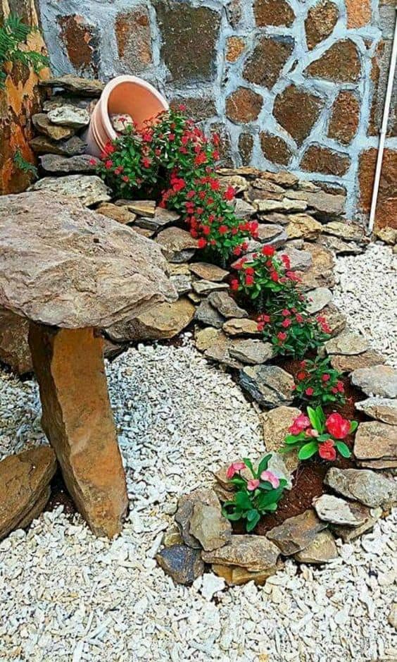 Staré květináče nevyhazujte – Vytvořte si krásné zahradní dekorace za pár korun