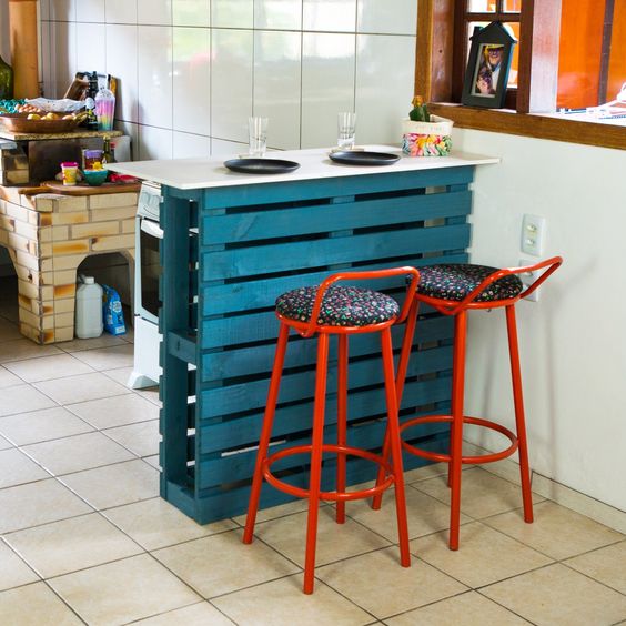 Vytvořte si kuchyňský ostrůvek jen z několik dřevěných palet – GALERIE