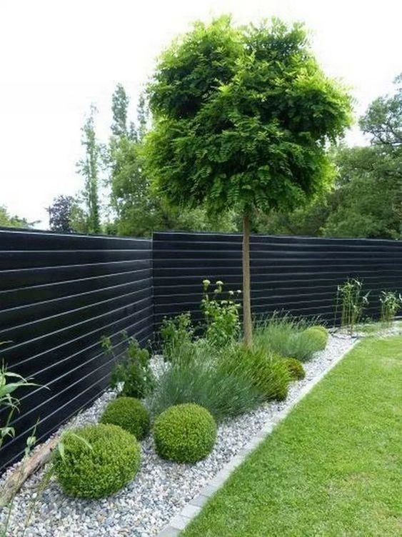 Prostor v okolí plotu nemusí být vždy nudný – Krásné nápady, jak ho efektivně využít