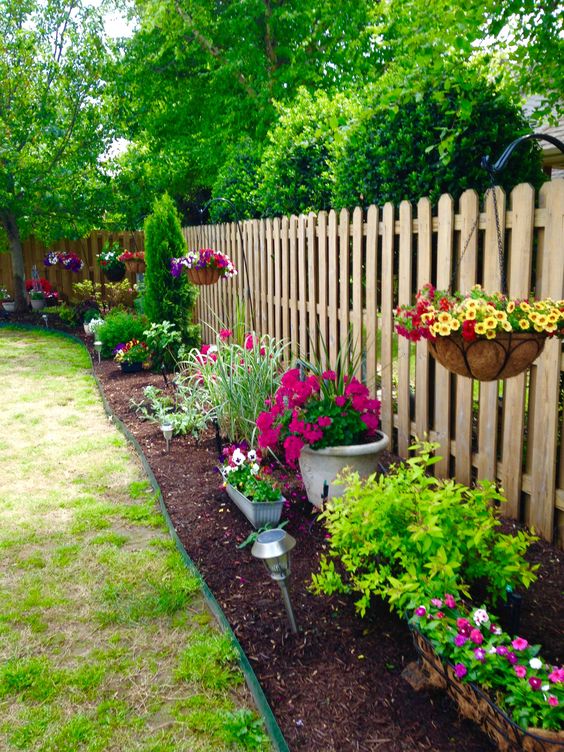 Prostor v okolí plotu nemusí být vždy nudný – Krásné nápady, jak ho efektivně využít