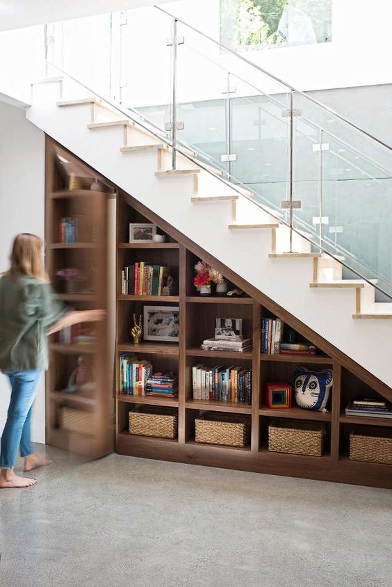Inspirace na krásné a praktické využití místa pod schodištěm – Úložné místo, pracovna nebo dětský koutek