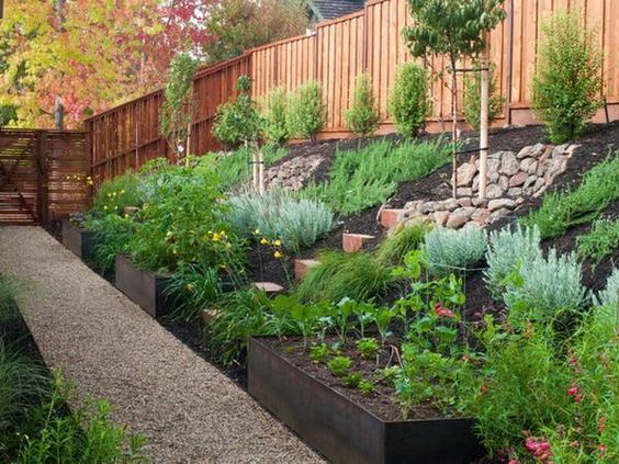 Trápí Vás zahradní svah? Vytvořte z něj úžasný prostor pro pěstování
