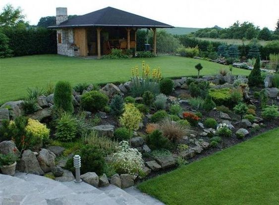 Trápí Vás zahradní svah? Vytvořte z něj úžasný prostor pro pěstování