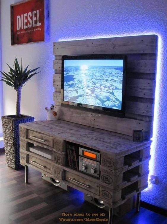 Stačí Vám jen dřevěné palety: Vytvořte si krásný televizní stolek nebo stěnu