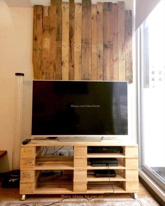 Z dřevěných palet lze vytvořit televizní stolek a obývací stěnu – Inspirujte se