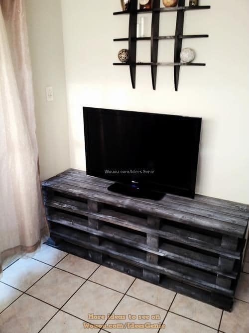 Z dřevěných palet lze vytvořit televizní stolek a obývací stěnu – Inspirujte se