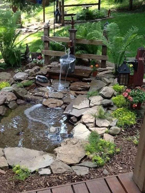 Inspirace na zahradní vodopád – K vytvoření můžete využití staré a nepoužívané věci