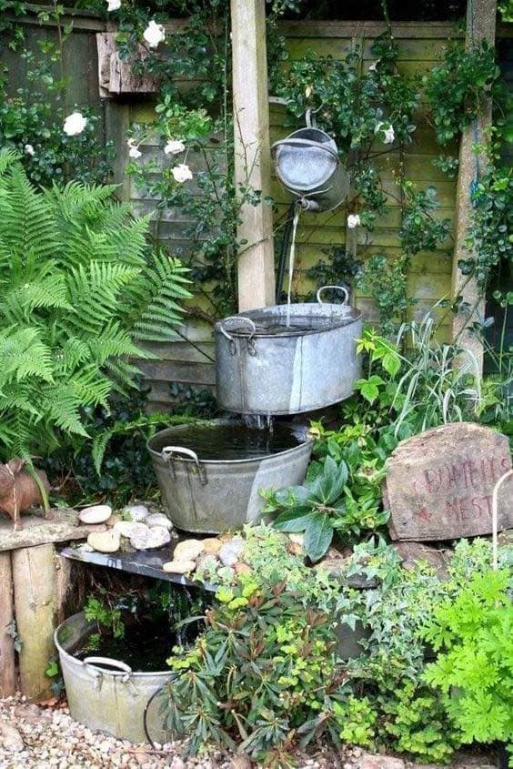 Inspirace na zahradní vodopád – K vytvoření můžete využití staré a nepoužívané věci