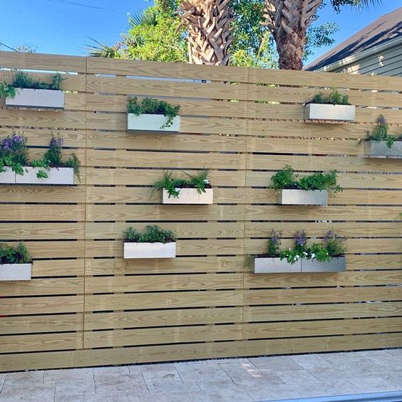 Zkrášlete si Váš zahradní plot nebo zeď – Krásné nápady na dekorace