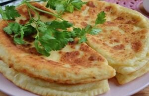 Recept na česnekové placky plněné sýrem