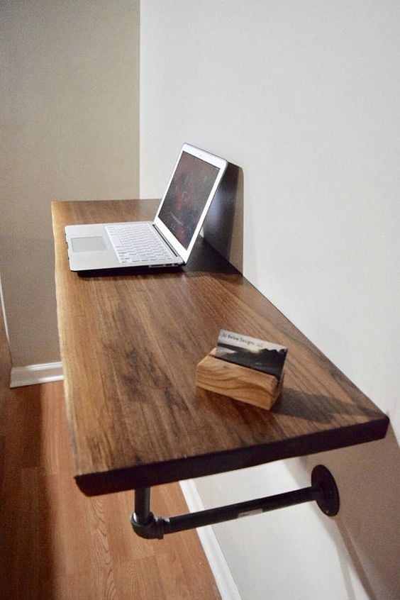 Vyrobte si jeden z těchto netradičních pracovních stolů: Využít můžete například dřevěné palety!