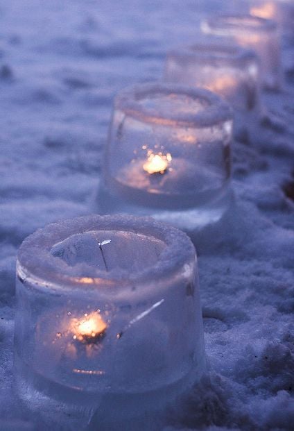 Využijte venkovních mrazů a vytvořte si ledové svícny ze zmrzlé vody!