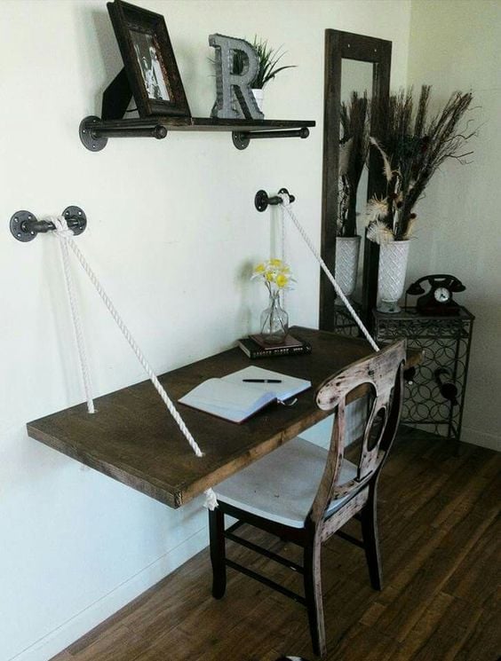 Vyrobte si jeden z těchto netradičních pracovních stolů: Využít můžete například dřevěné palety!