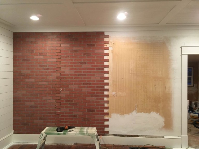 Jak postavit falešnou cihlovou zeď za pomoci cihlových obkladů a bílé barvy!