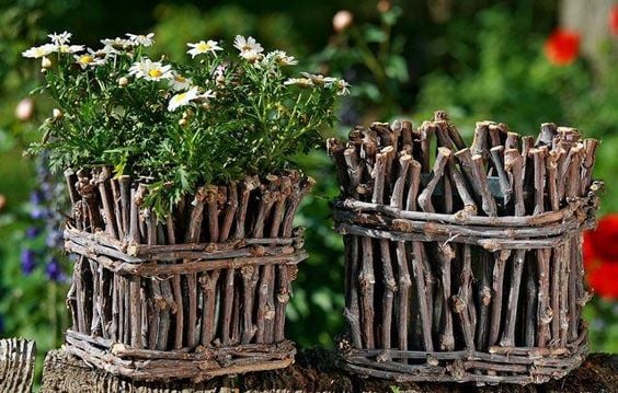 Skvělý tip na zkrášlení vašich květin! Využijte obyčejné klacíky a větve
