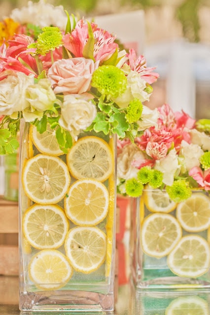 Jarní inspirace na skleněné vázy, do kterých kromě květin můžete přidali i citrusy