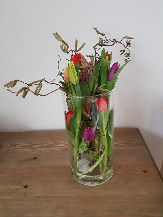Využijte zavařovací sklenice nebo skleněné nádoby k vytvoření jarní dekorace
