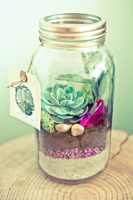 Využijte zavařovací sklenice nebo skleněné nádoby k vytvoření jarní dekorace
