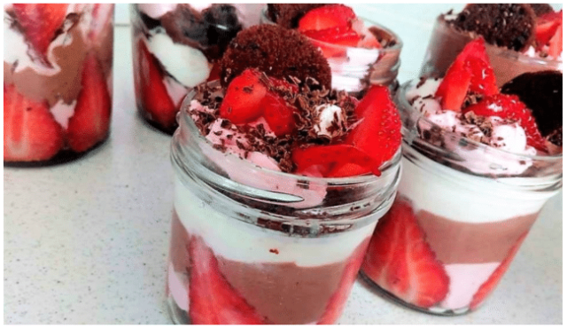 Recept na mascarpone pohár s jahodami a čokoládovým piškotem Recept na mascarpone pohár s jahodami a čokoládovým piškotem