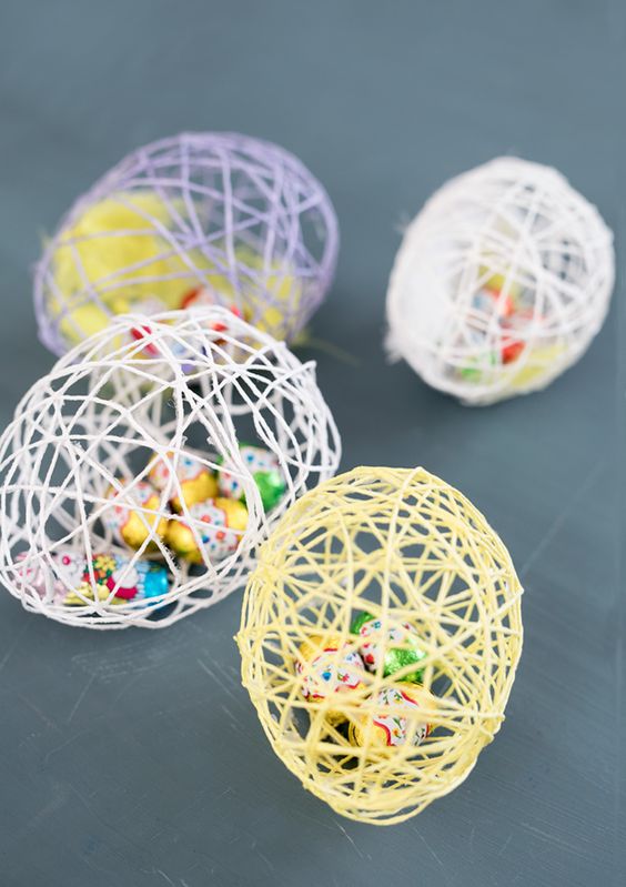 Stačí Vám nafukovací balónek, provázek a lepidlo – jarní tvoření dekorací nejen pro děti