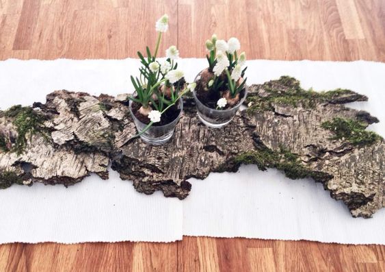 Jarní dekorace vytvořené z kousku kůry a přírodního materiálu – inspirace na tvoření