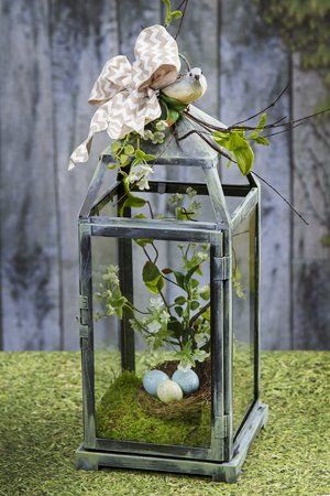 Obyčejnou lucernu lze proměnit v luxusní dekoraci na jarní měsíce – Inspirujte se