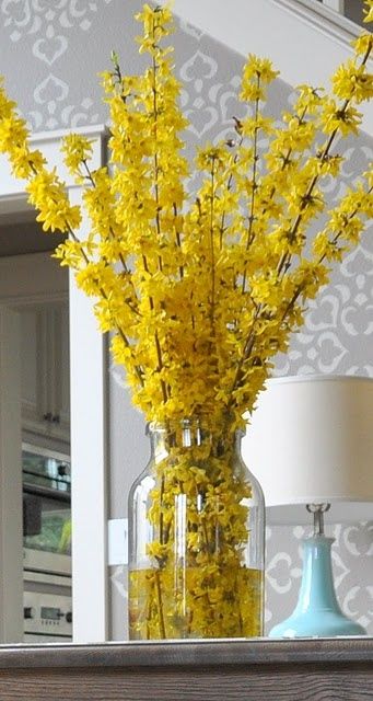 Neutrácejte za drahé jarní dekorace – Ozdoby stačí vložit do skleněné nádoby