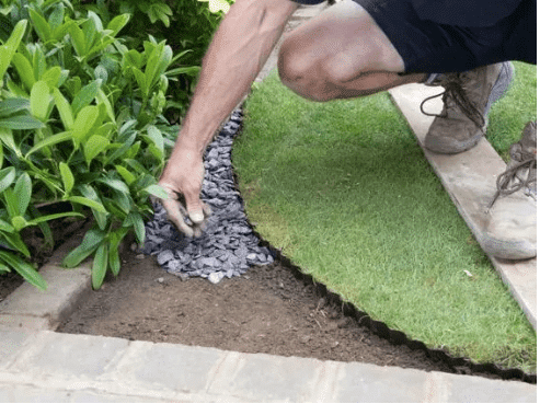 Stačí Vám levný oddělovač trávníků a takto si můžete vylepšit zahradu