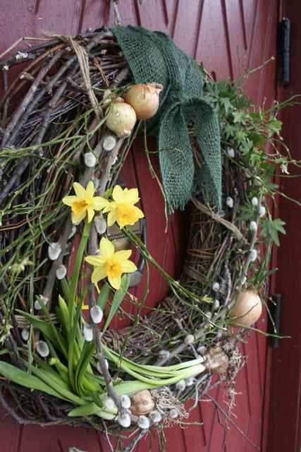 Vytvořte si jarní věnec z přírodního materiálu – Krásné inspirace na vchodové dveře