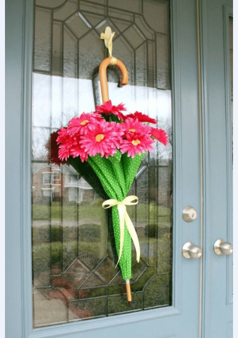 Netradiční jarní dekorace na vchodové dveře – Využijte obyčejný deštník!