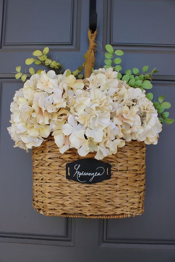 Jarní květinové dekorace na vaše vchodové dveře! Základem je obyčejný proutěný košík