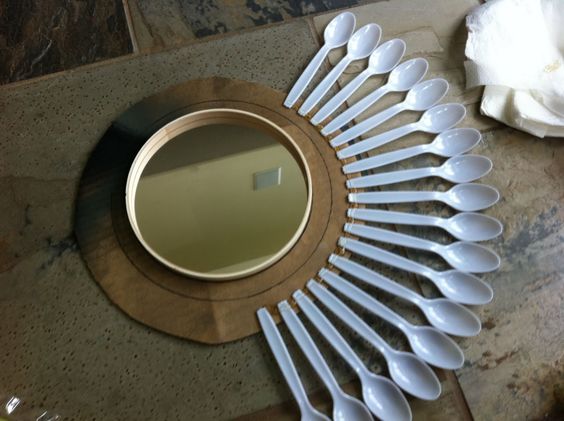 Skvělé nápady na to, jak jednoduše zkrášlit kulaté zrcadlo a vytvořit si originální dekoraci!