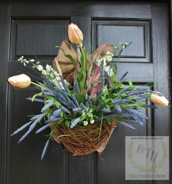 Jarní květinové dekorace na vaše vchodové dveře! Základem je obyčejný proutěný košík