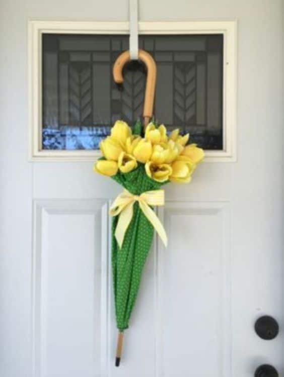 Krásné jarní dekorace na vchodové dveře: Postačí vám obyčejný deštník!