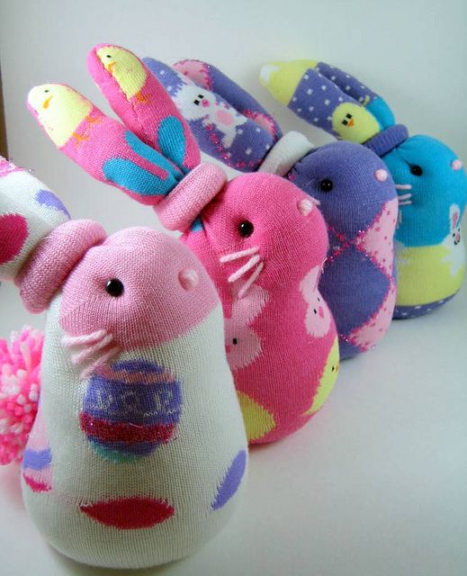 Vytvořte si s dětmi tyto velikonoční zajíčky z barevných ponožek a rýže