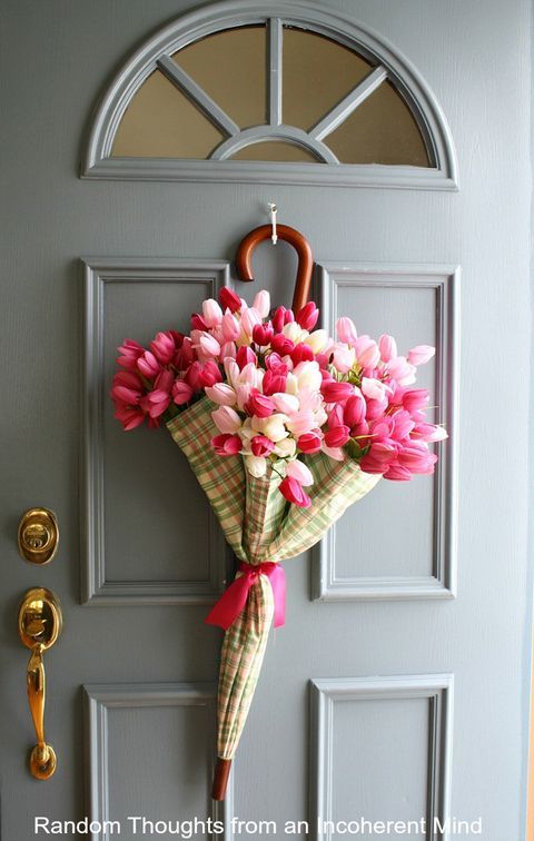 Netradiční jarní dekorace na vchodové dveře – Využijte obyčejný deštník!