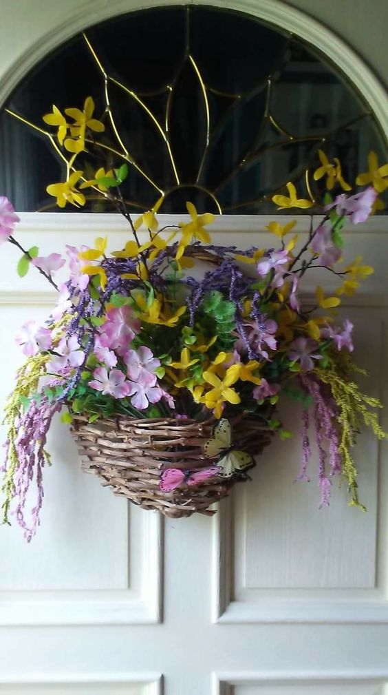 Proutěný košík na Vašich vchodových dveří – Inspirujte se touto jarní dekorací!
